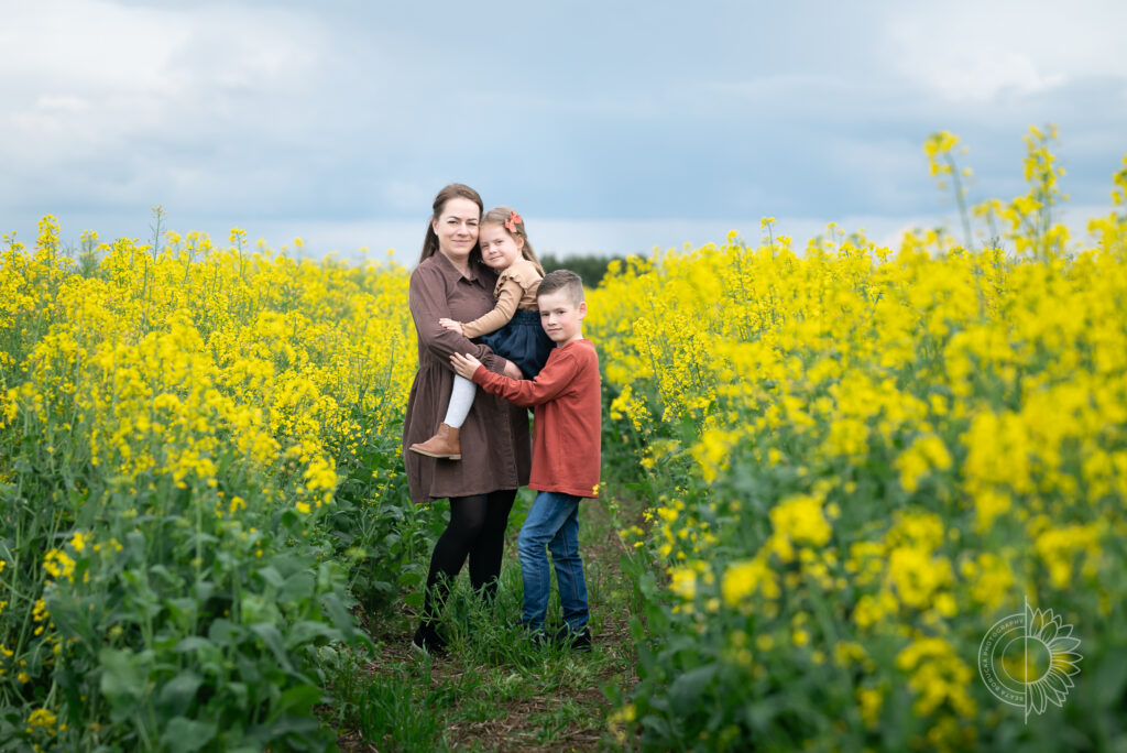 A family session in a rapeseed field-6